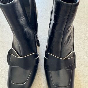 Tory Burch authenticate boots dark navy blue. Great condition